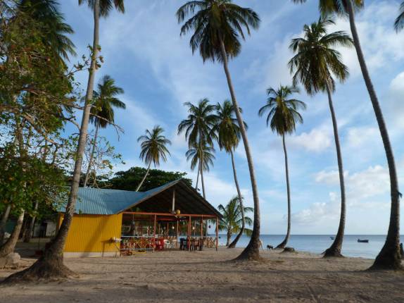 Restaurante praiano em meio a coqueiros em Providencia, ilha colombiana no mar do Caribe